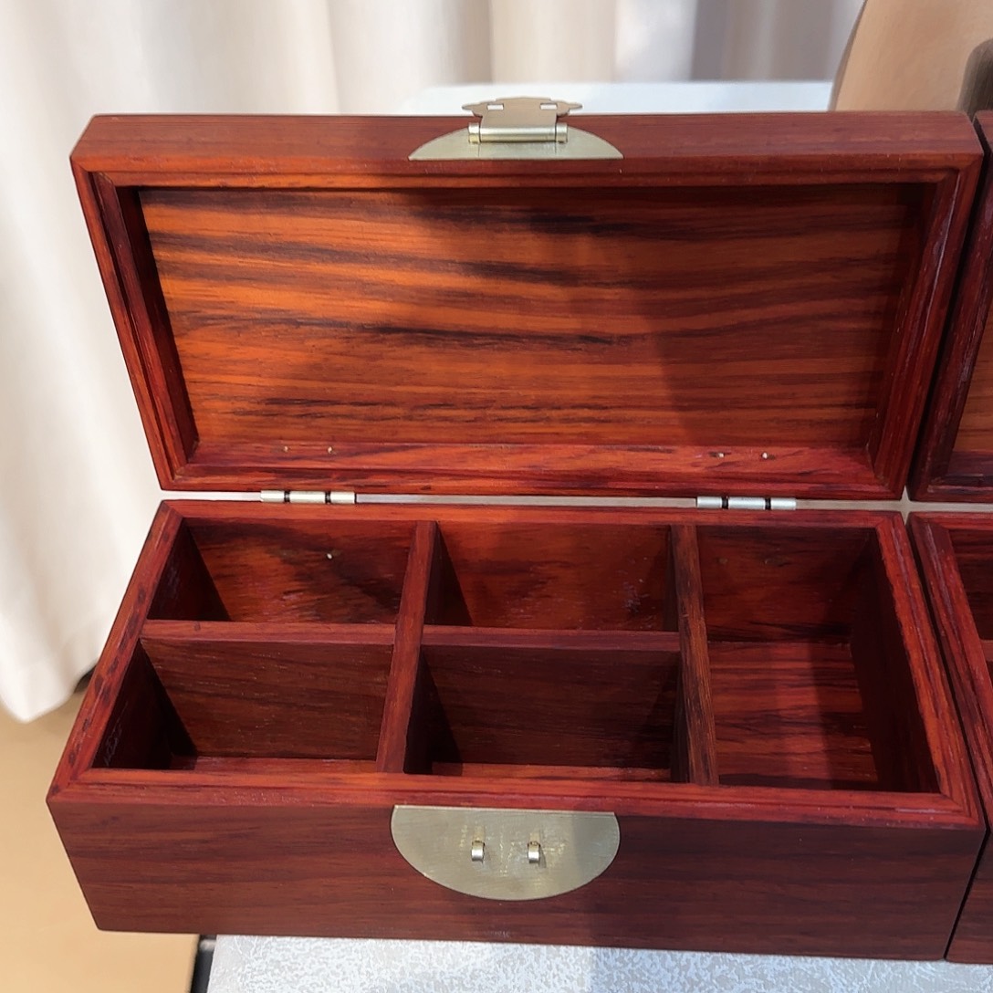 花梨木类家具如****签首饰盒