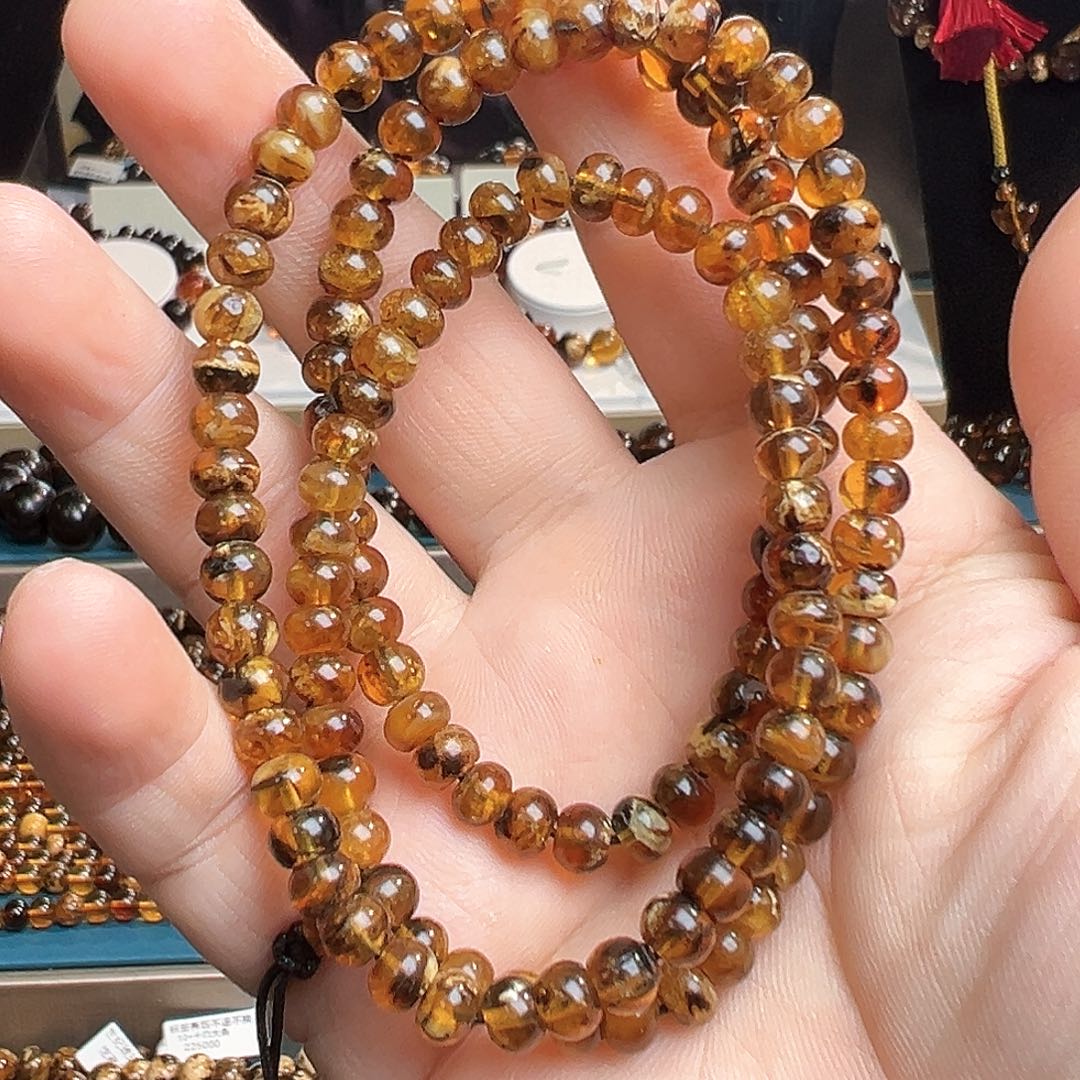 琥珀颈饰未镶嵌抚顺