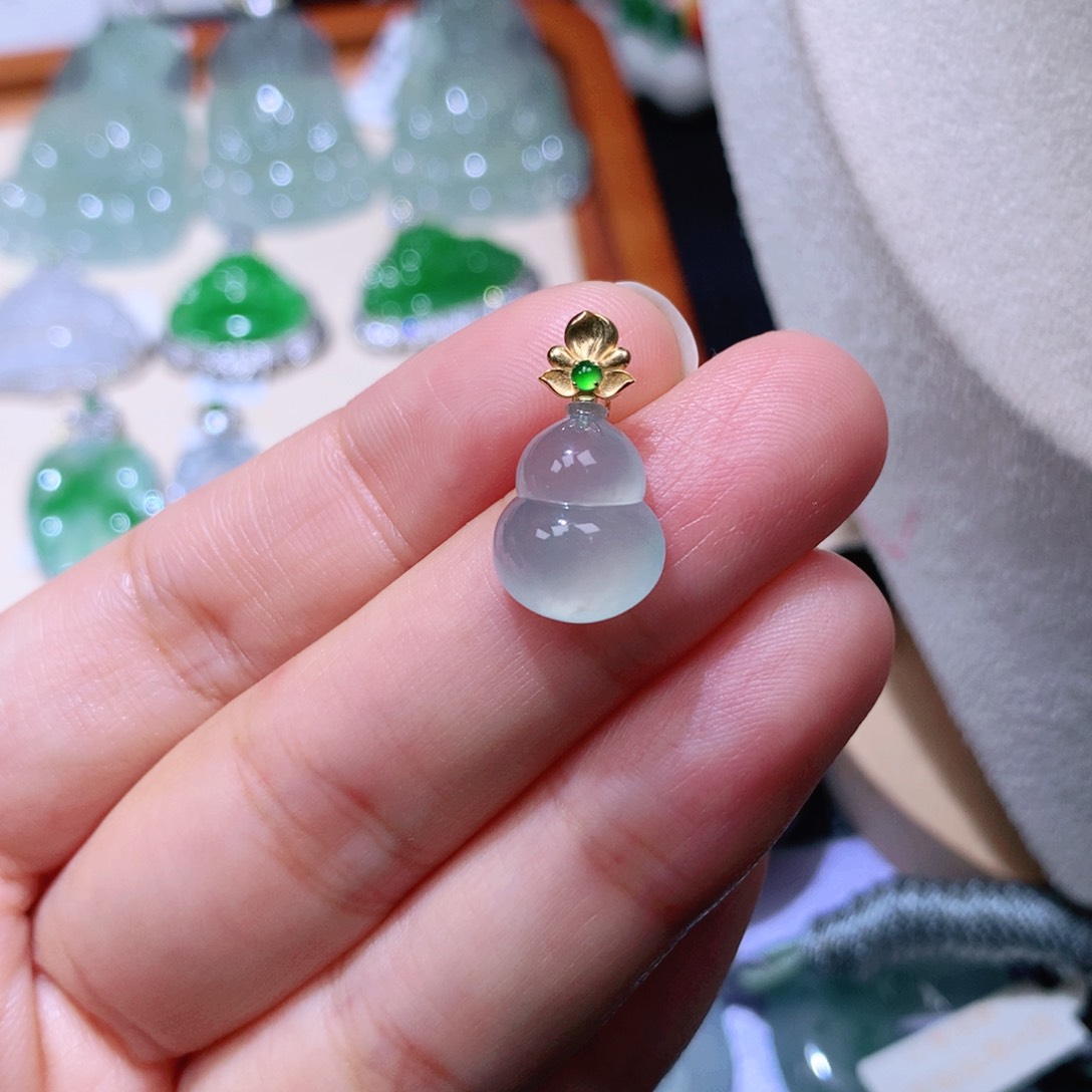 颈饰18K金镶嵌翡翠葫芦