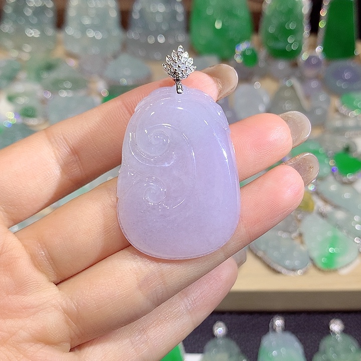 翡翠18K金镶嵌颈饰如意