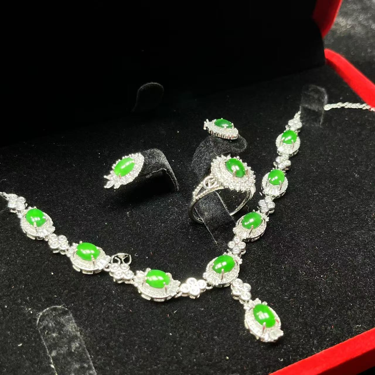 15941天然A货翡翠 满绿 【颈饰套装】多样性发一个