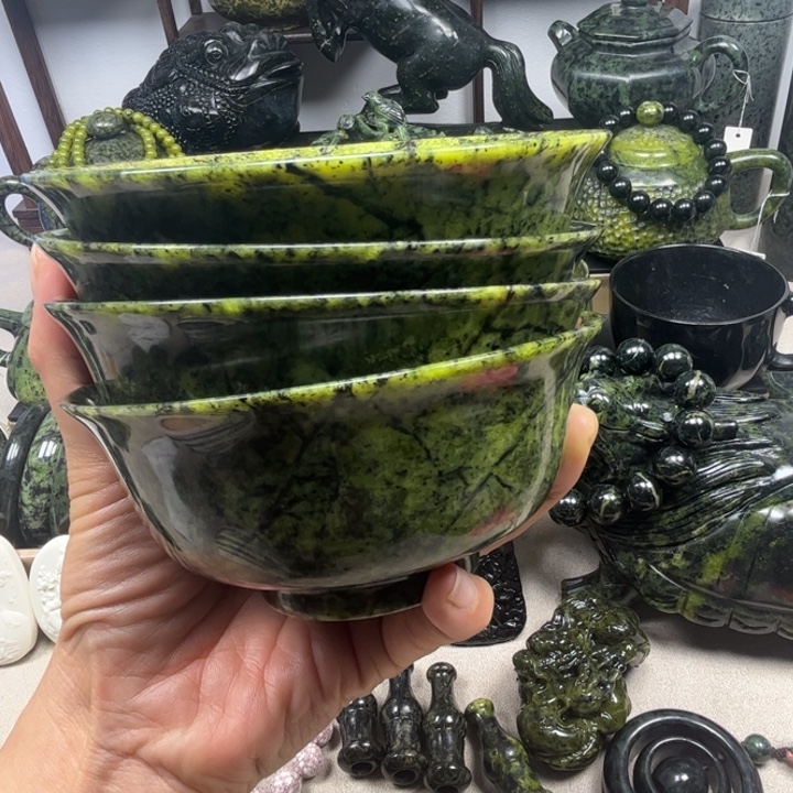 伊***V蛇纹石玉未镶嵌玉碗