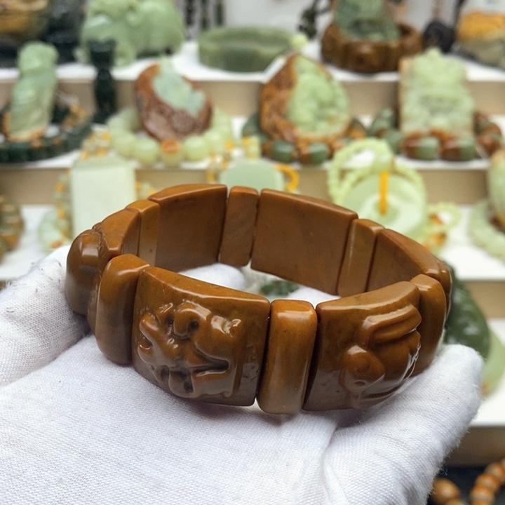 透闪石质玉未镶嵌手牌