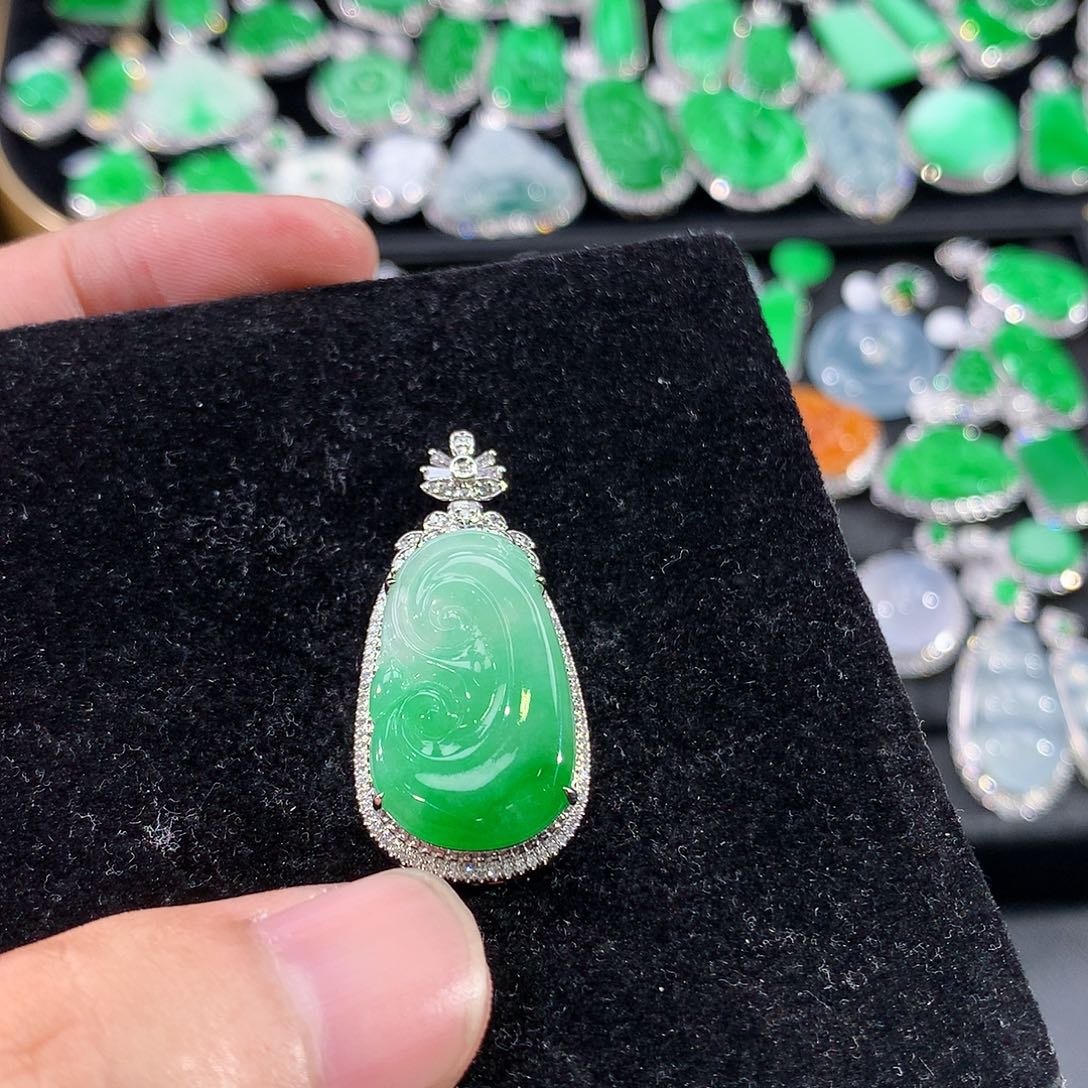 翡翠18K金镶嵌颈饰