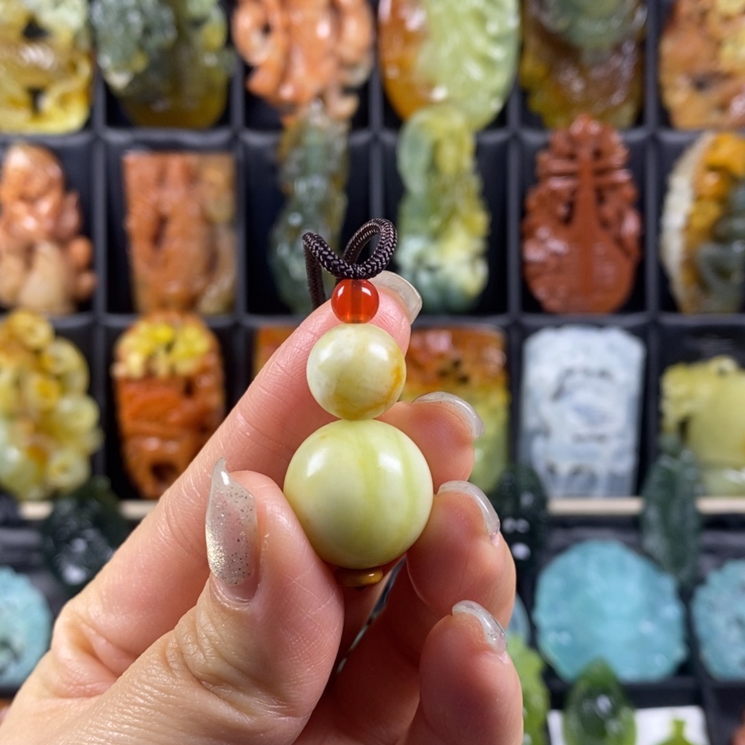 蛇纹石玉颈饰合金