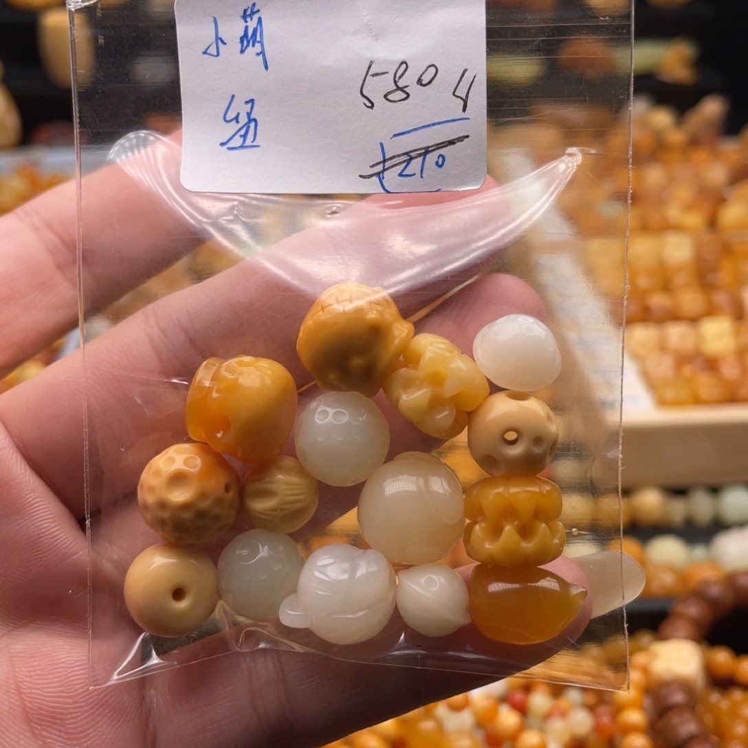 小***萌石英质玉（缅黄）未镶嵌手链