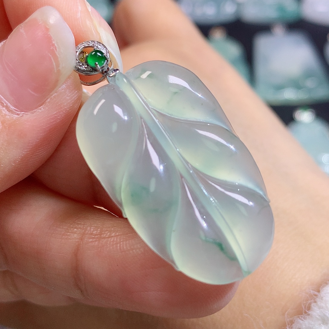 翡翠18K金镶嵌颈饰叶子