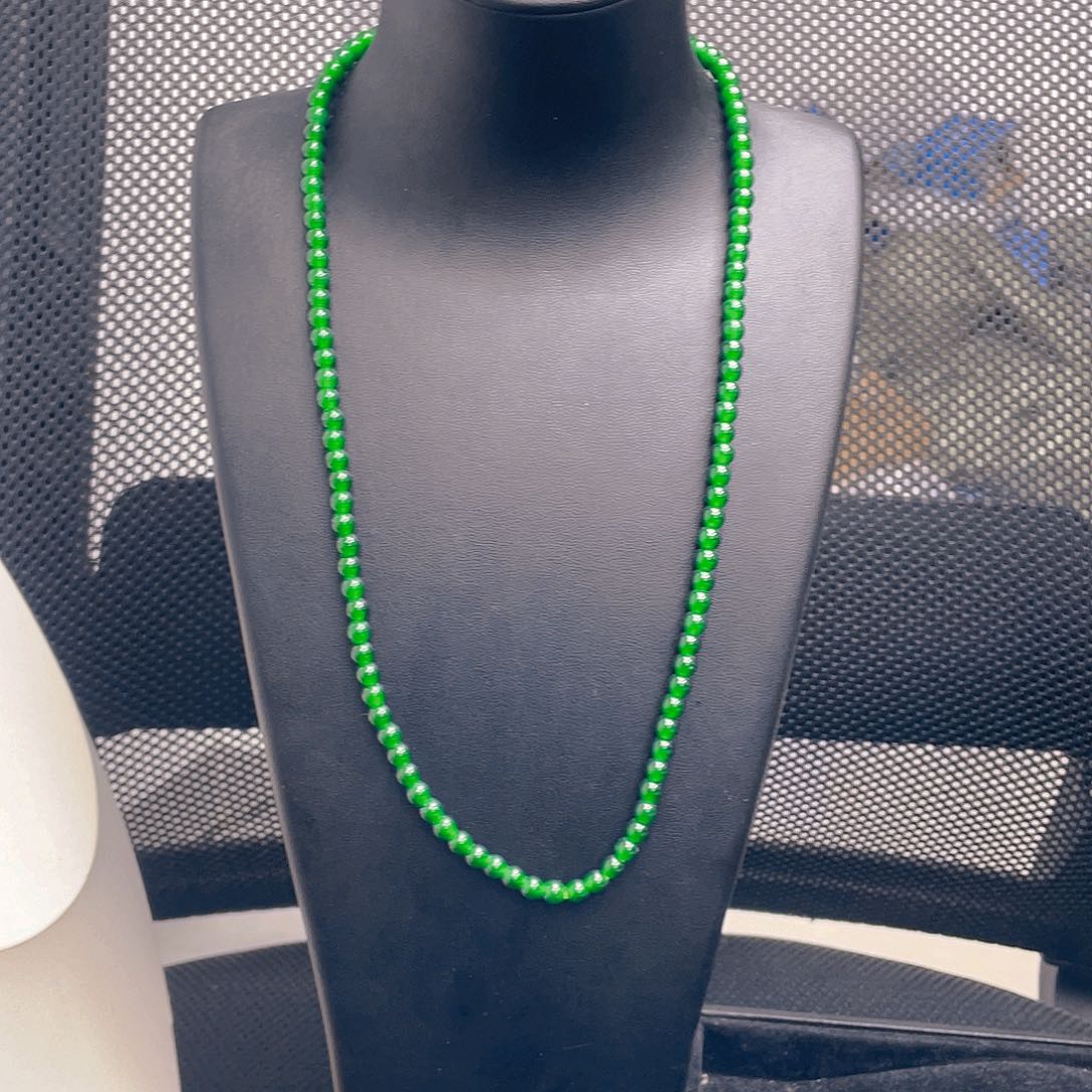 翡翠未镶嵌颈饰         