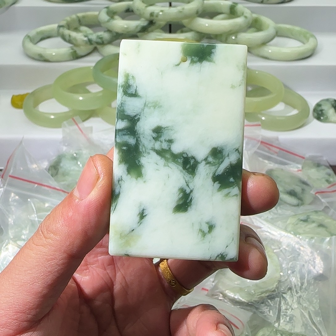 透闪石-蛇纹石玉未镶嵌颈饰