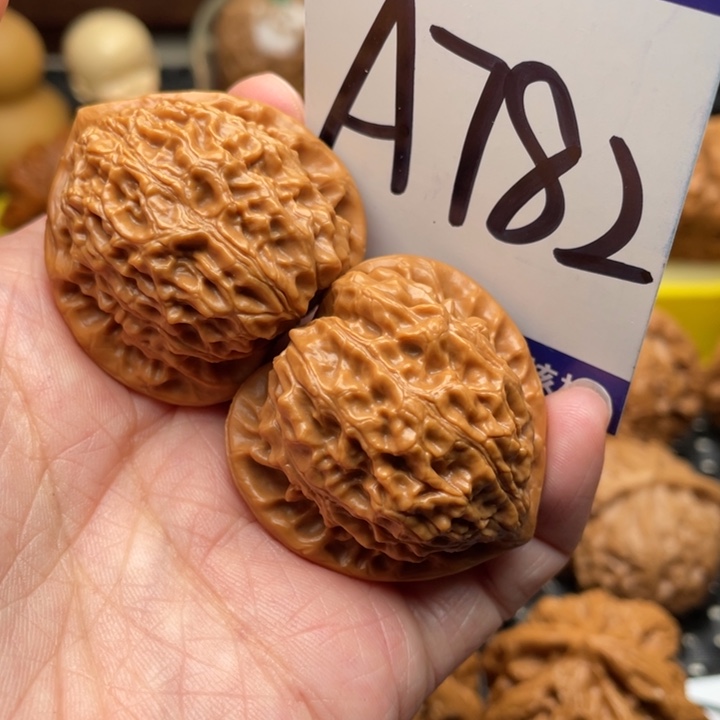 桃核把件金牛36。  