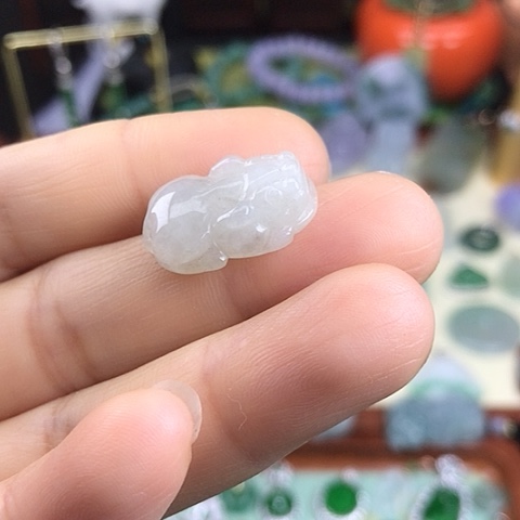 翡翠未镶嵌颈饰貔貅
