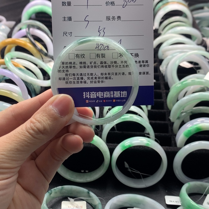 翡翠手镯未镶嵌向*?翡翠