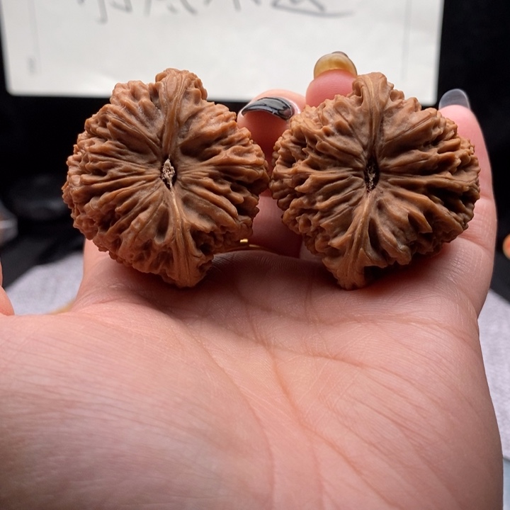 过***客文玩核桃吊坠南疆石