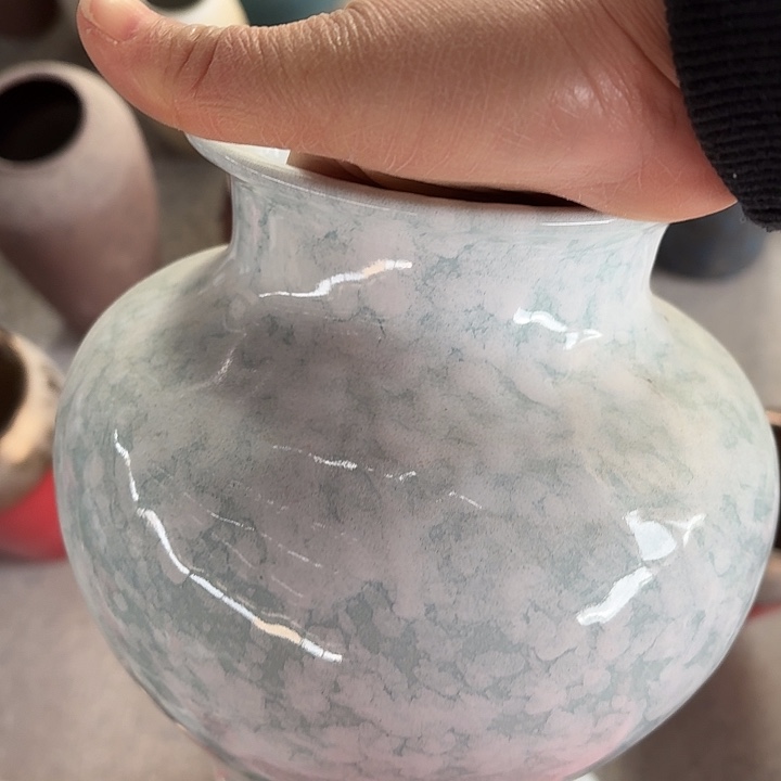 拿货浅兰白点花瓶高22口径12