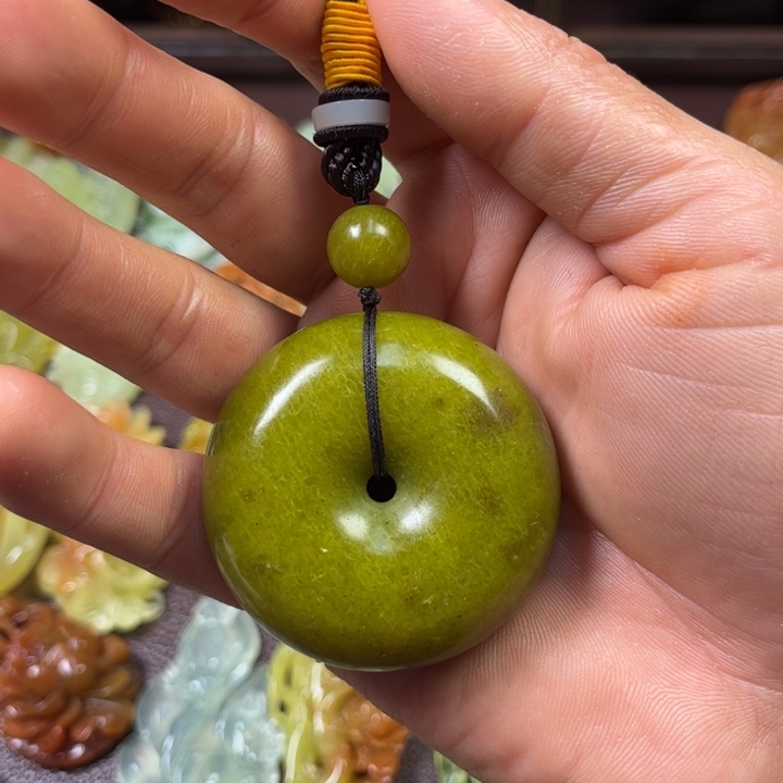 蛇纹石玉颈饰未镶嵌