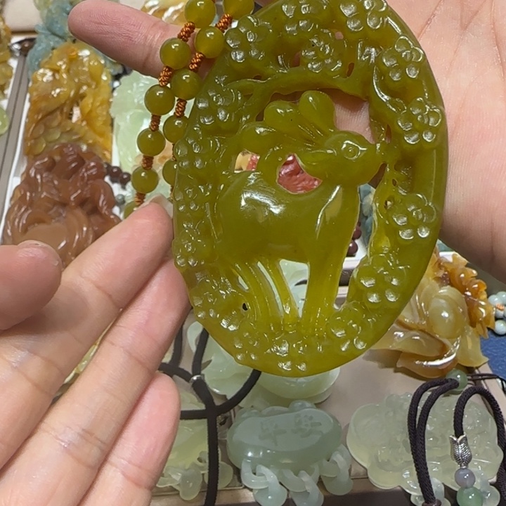 蛇纹石玉吊坠未镶嵌