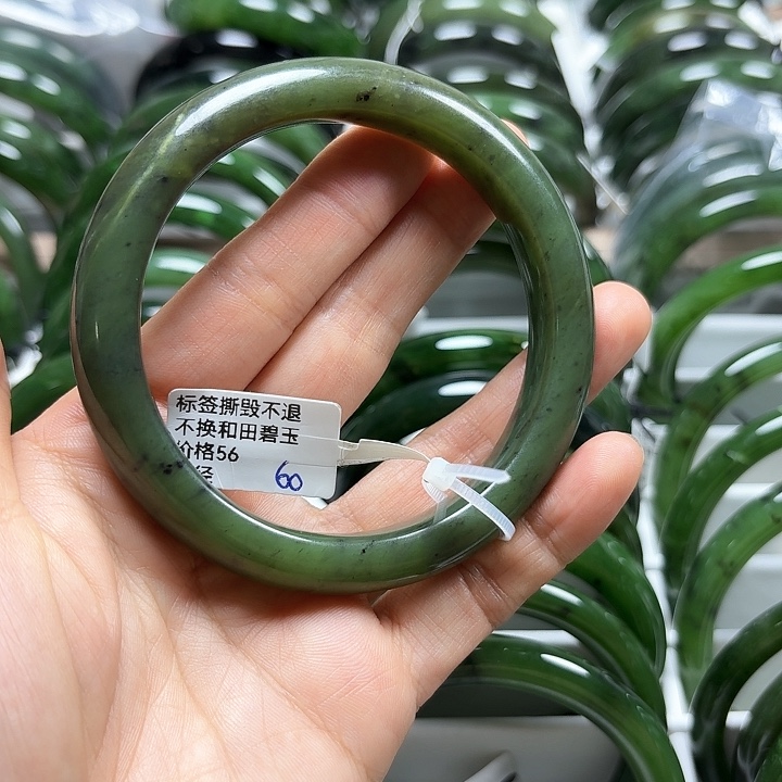 和田玉（碧玉）未镶嵌手镯细条60有瑕