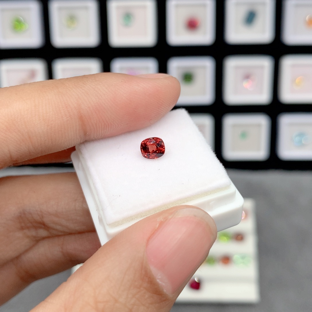 尖晶石裸石未镶嵌?****财0.56克拉