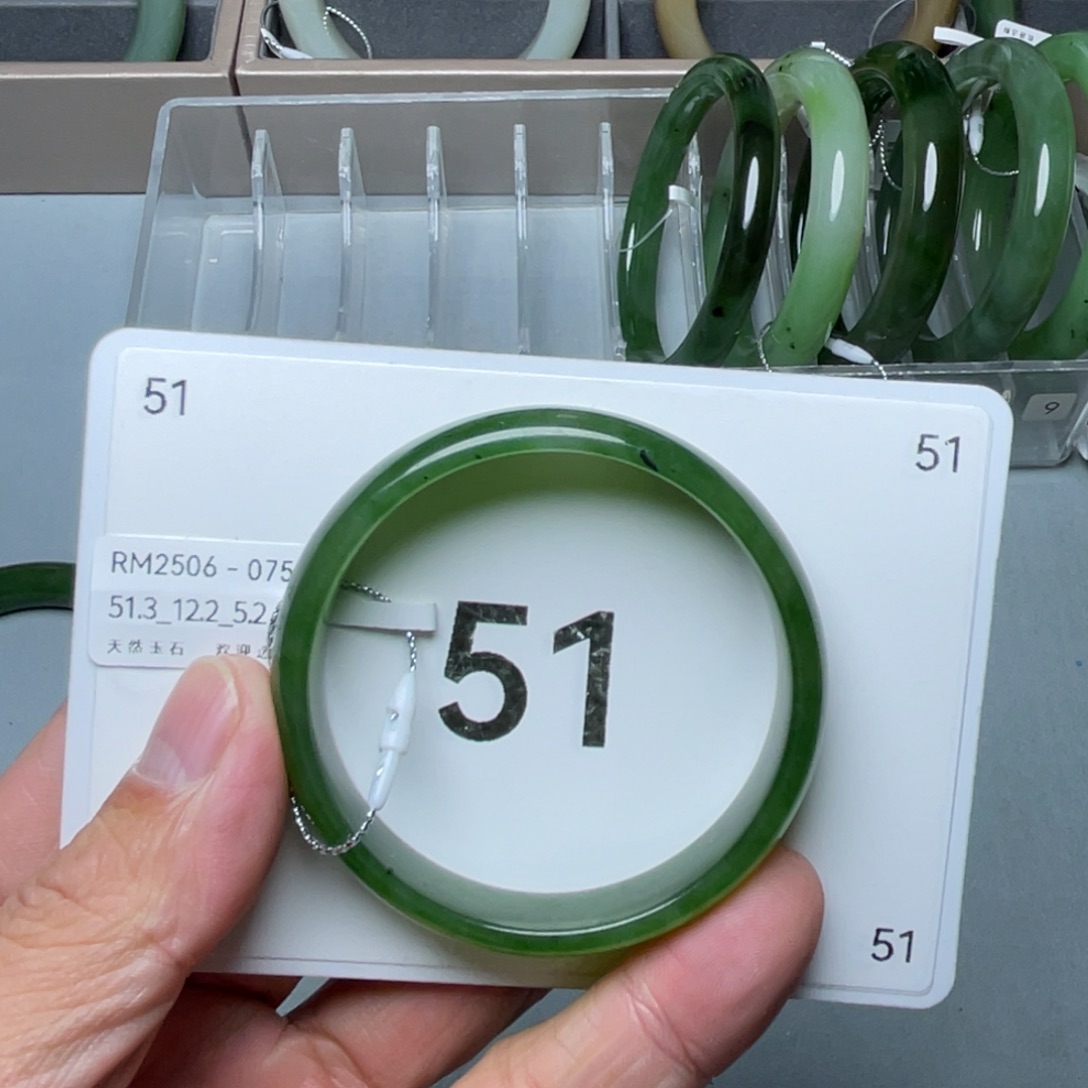 香***菜和田玉未镶嵌手镯