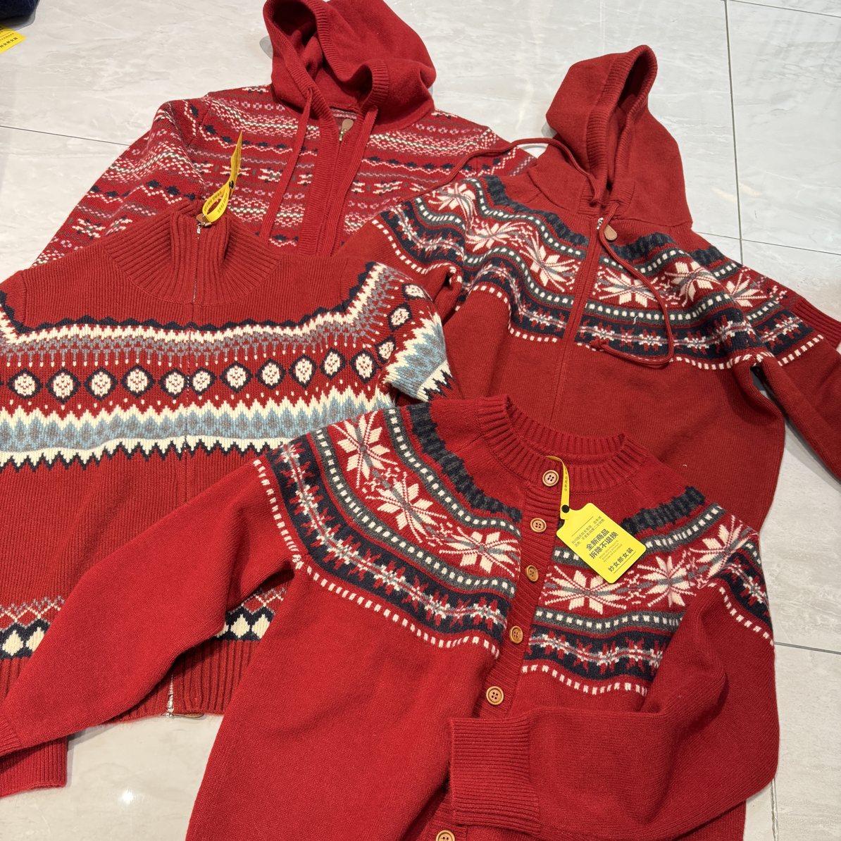 【妙女郎】红色费尔岛撞色提花圆领毛衣开衫