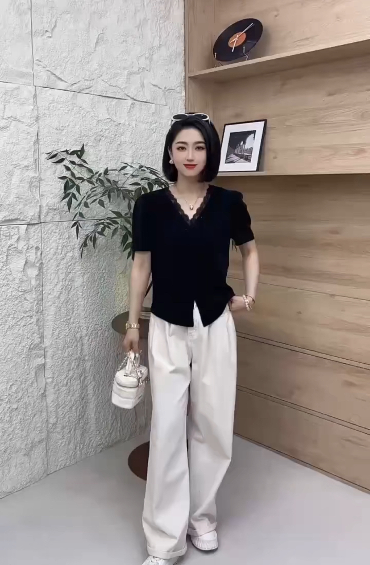 法式复古慵懒V领泡泡短袖T恤女2025春夏新款修身开叉上衣亮丝小衫