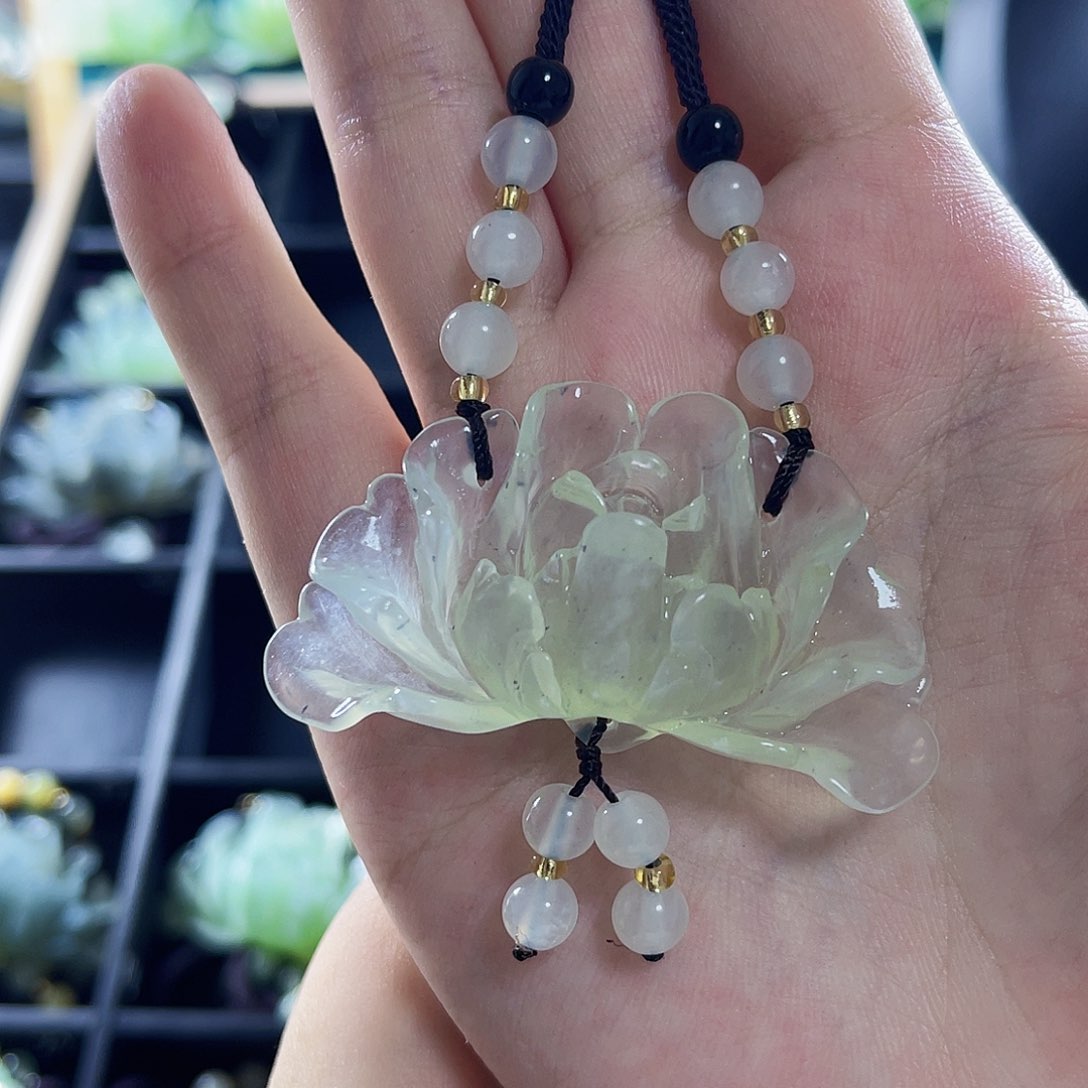 蛇纹石玉颈饰合金