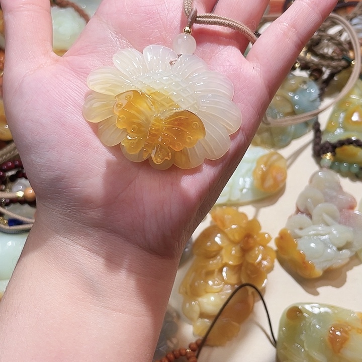 未镶嵌蛇纹石玉颈饰虫**?