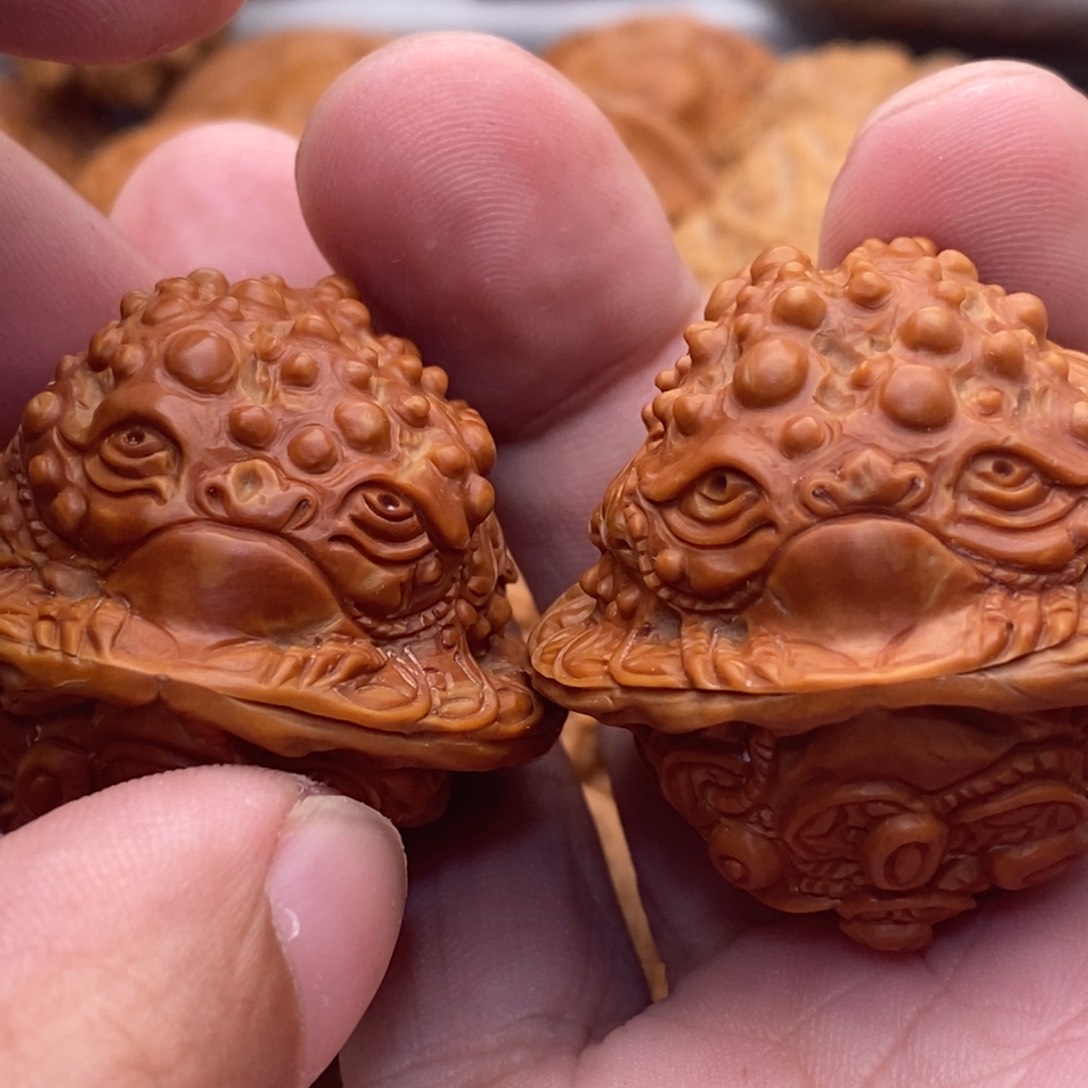 文玩核桃把件纯手工雕刻聚宝盆金蟾