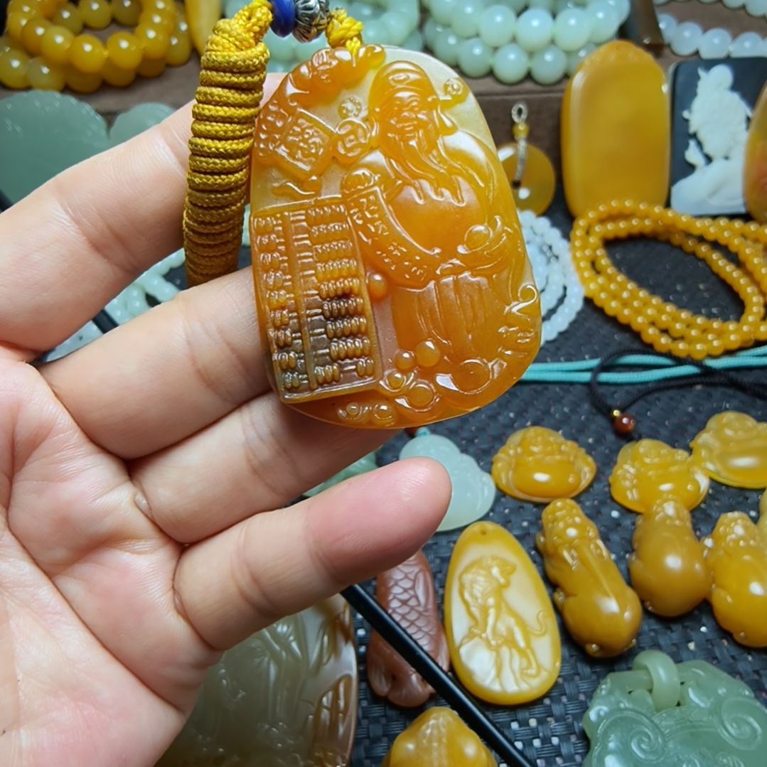 未镶嵌石英质玉（黄龙玉）颈饰