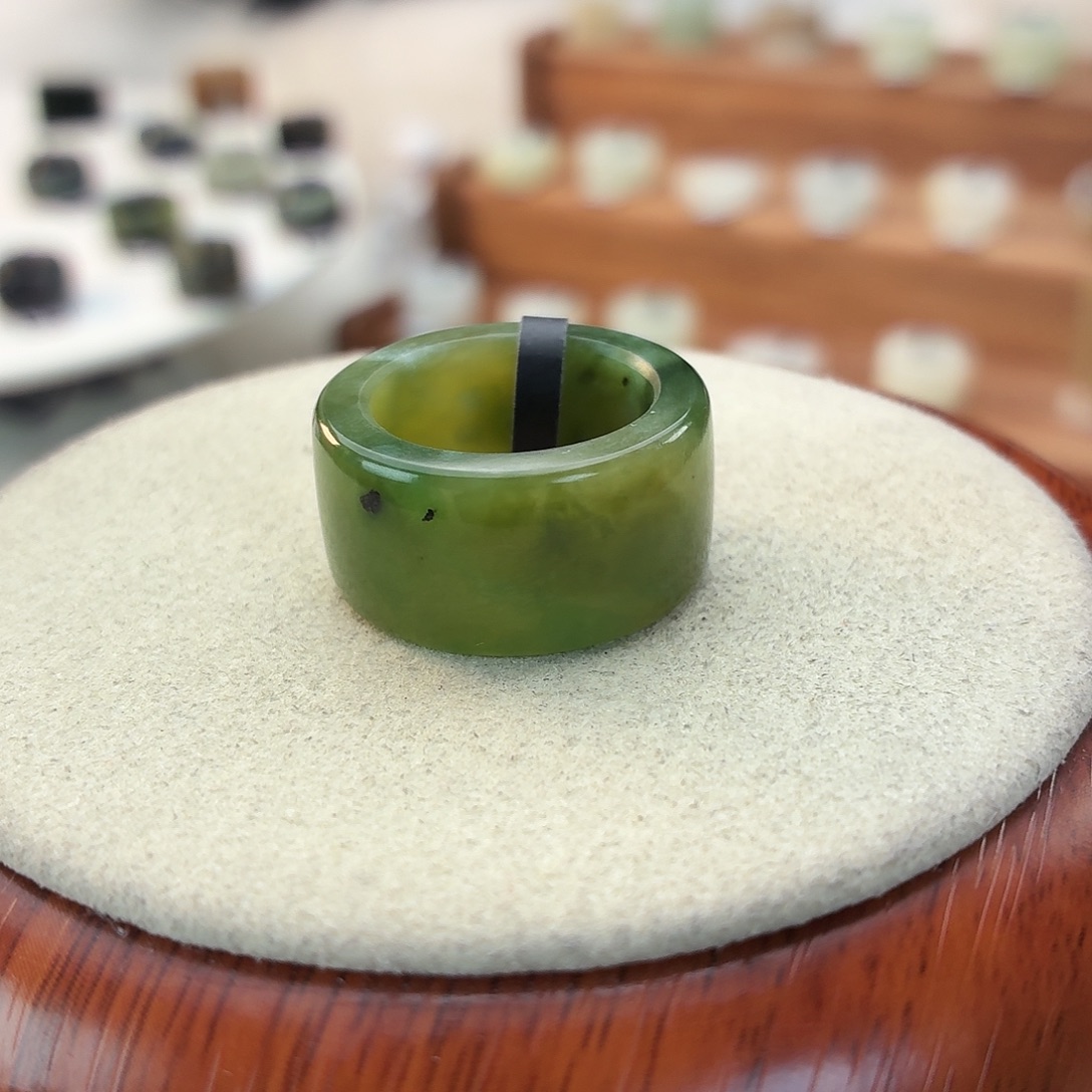 和田玉未镶嵌戒指i19黑羊洞圆切17.2mm