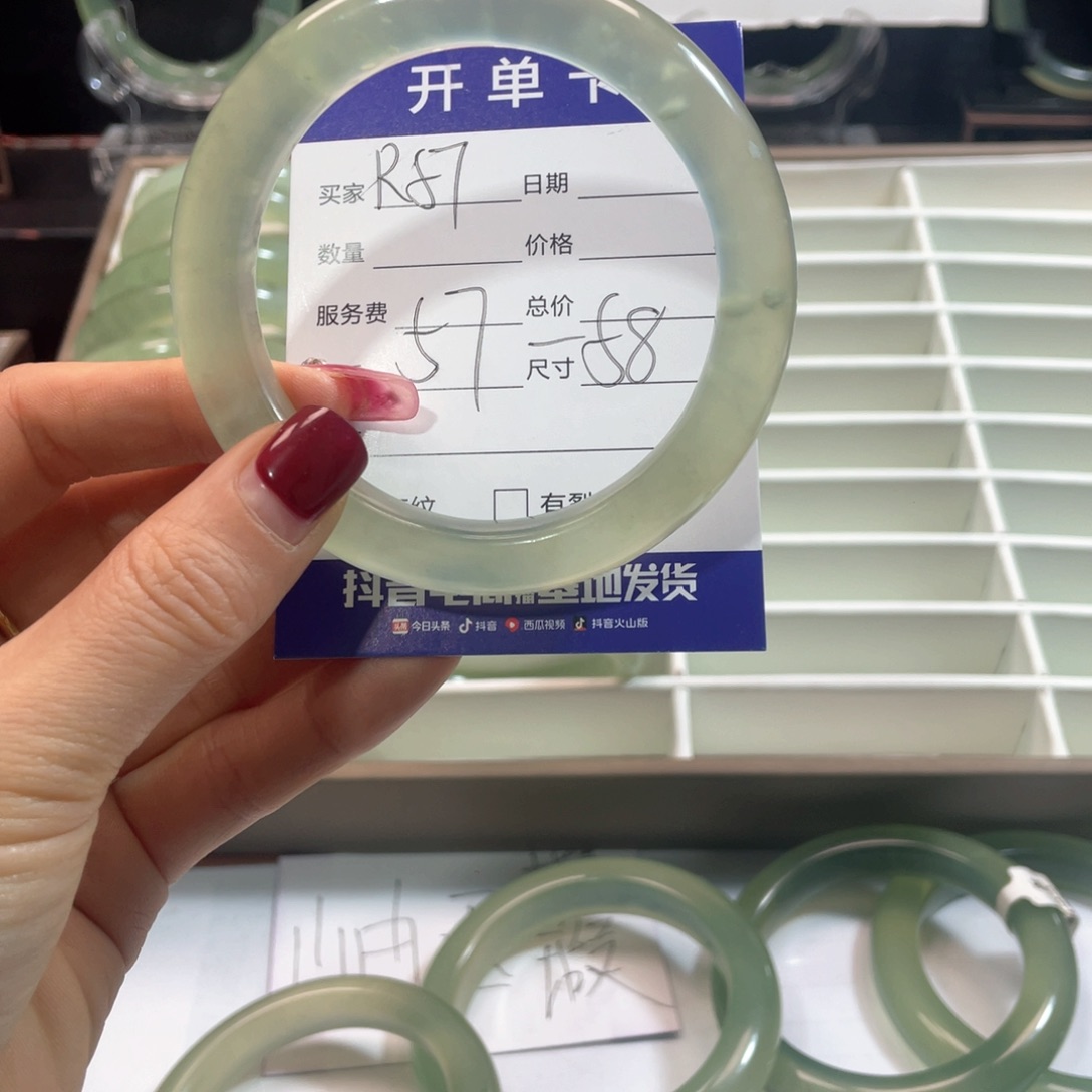 蛇纹石玉手镯未镶嵌小**比