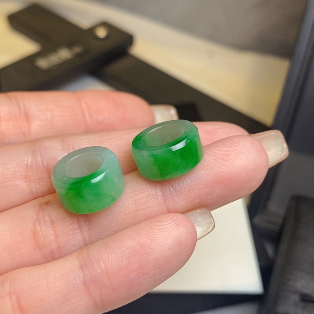 翡翠耳饰未镶嵌路路通