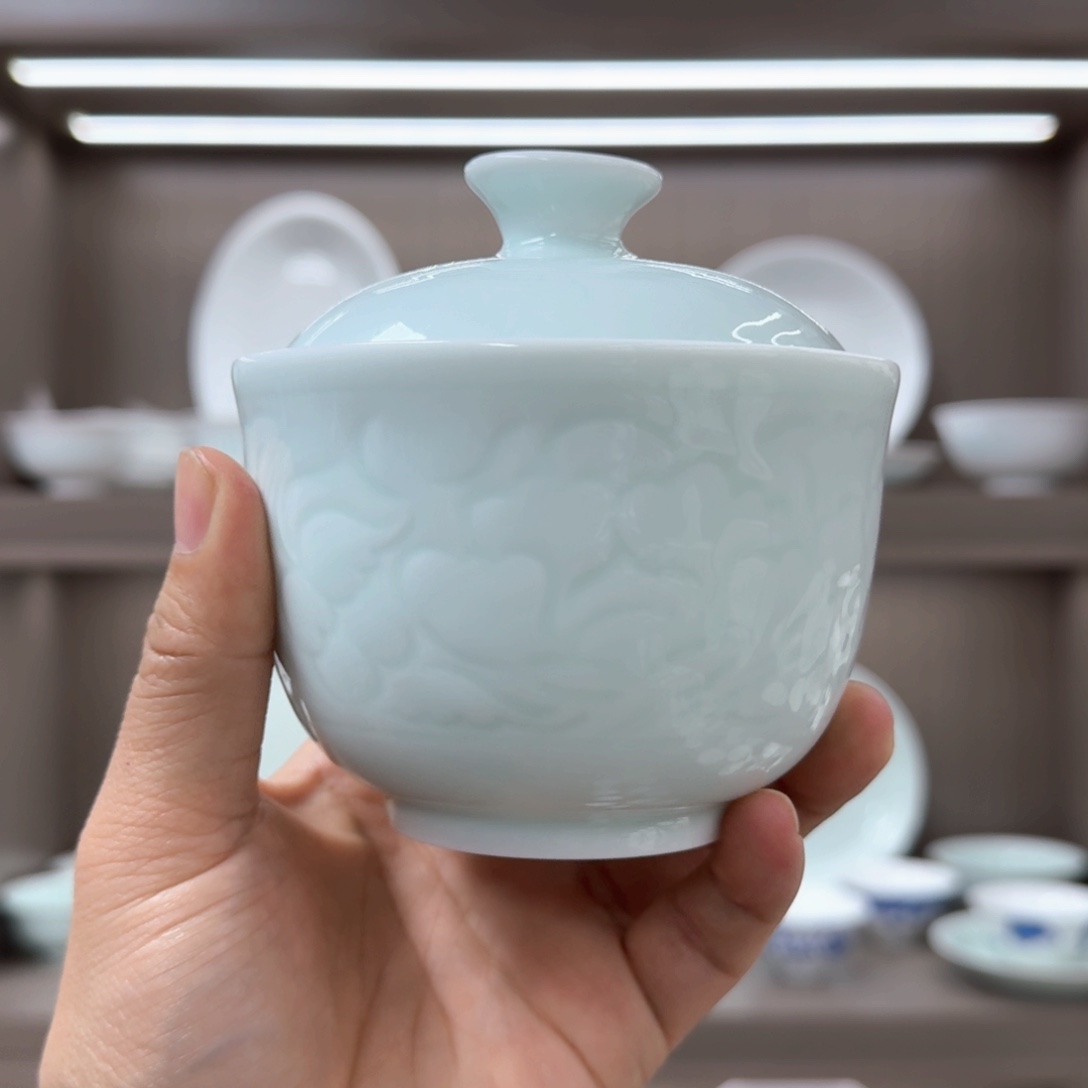 白瓷浮雕青色炖盅3个。