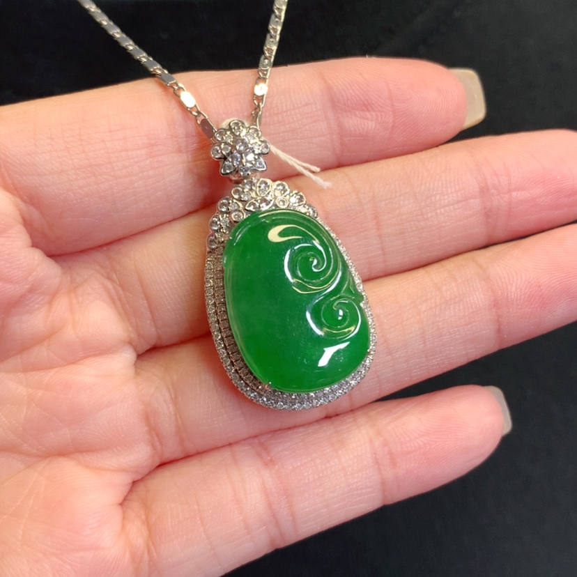 【闪购商品】翡翠18K金镶嵌颈饰如意