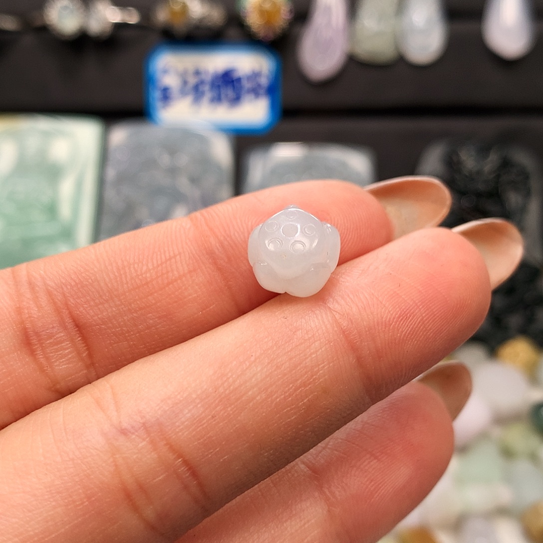 翡翠未镶嵌颈饰莲花