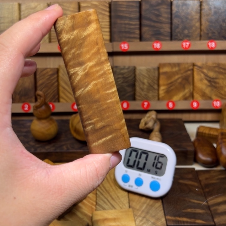 L***e金丝楠金丝楠木无事牌手把件