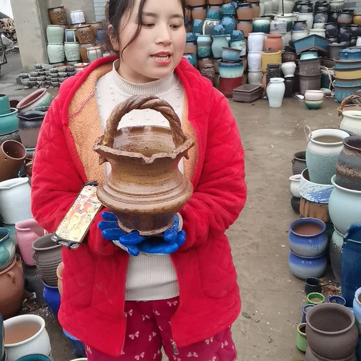 红陶瑕疵一个盆子。。