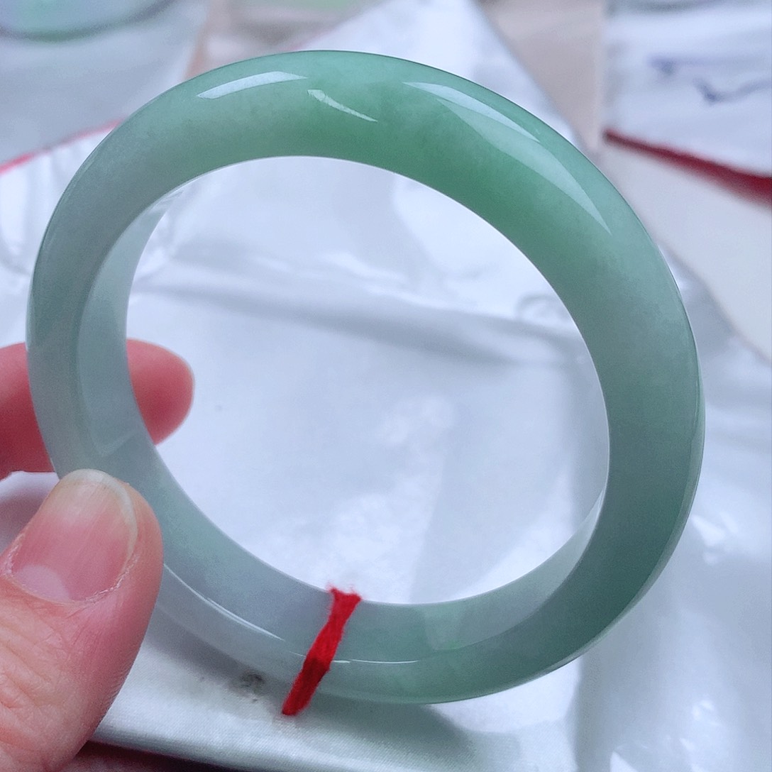 翡翠手镯未镶嵌。。