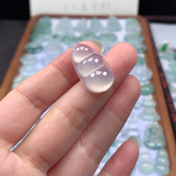 颈饰未镶嵌翡翠冰种福豆