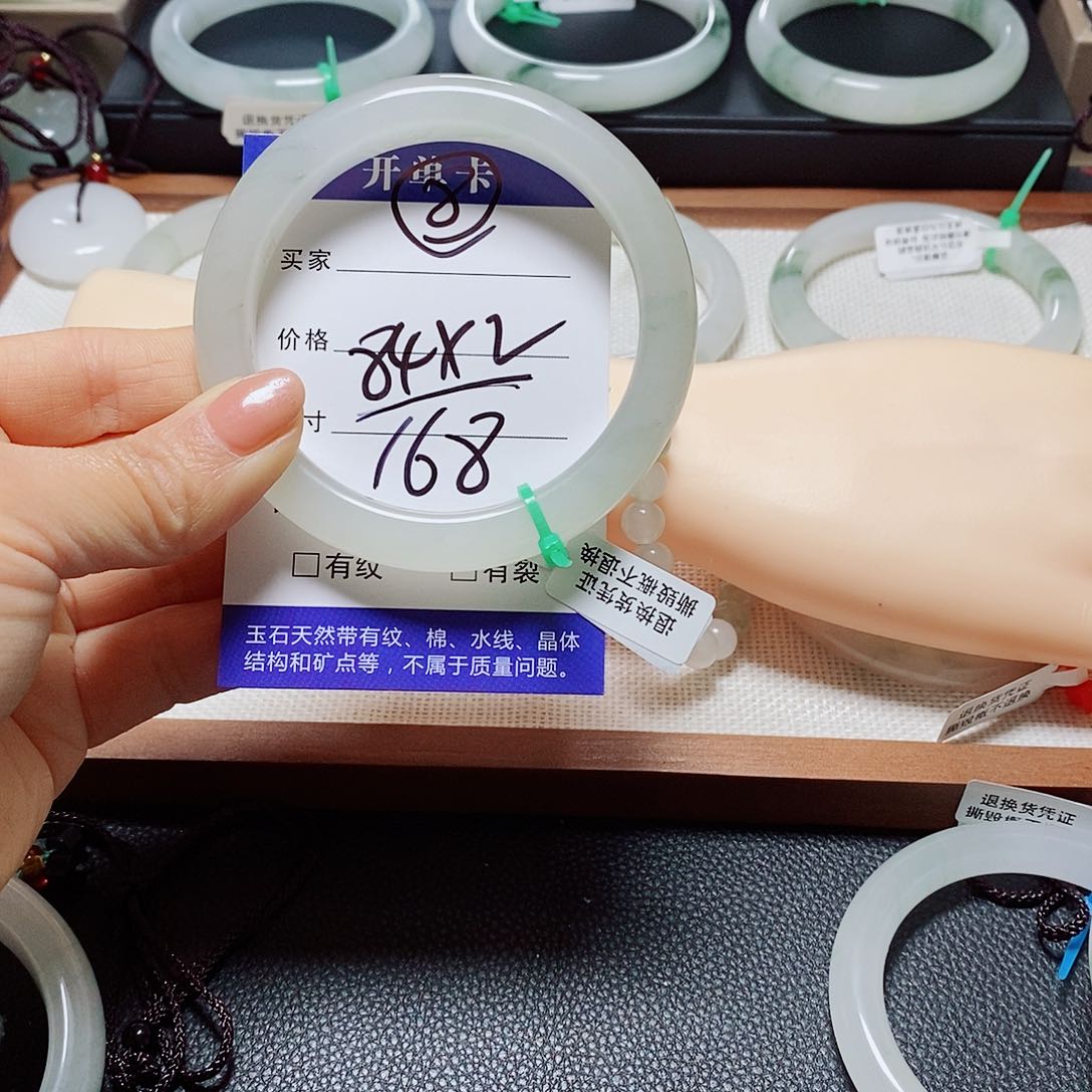 未镶嵌手镯石英质玉凉*。