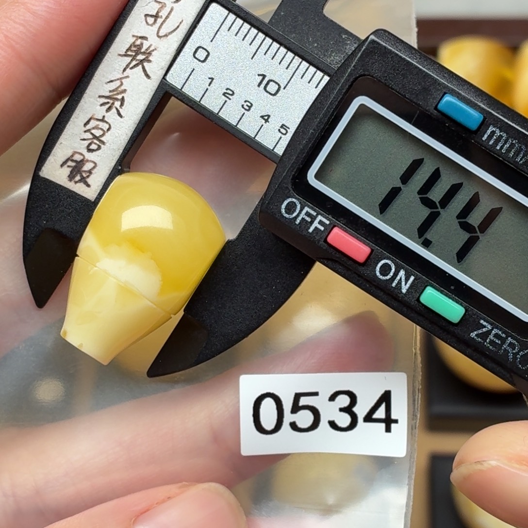 ~***~琥珀未镶嵌裸石蜜蜡三通