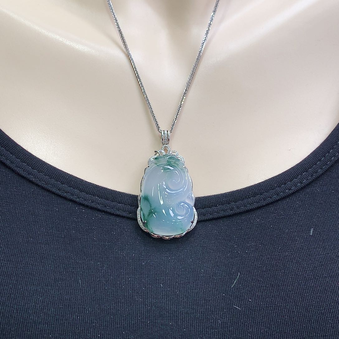 翡翠颈饰18K金镶嵌如意