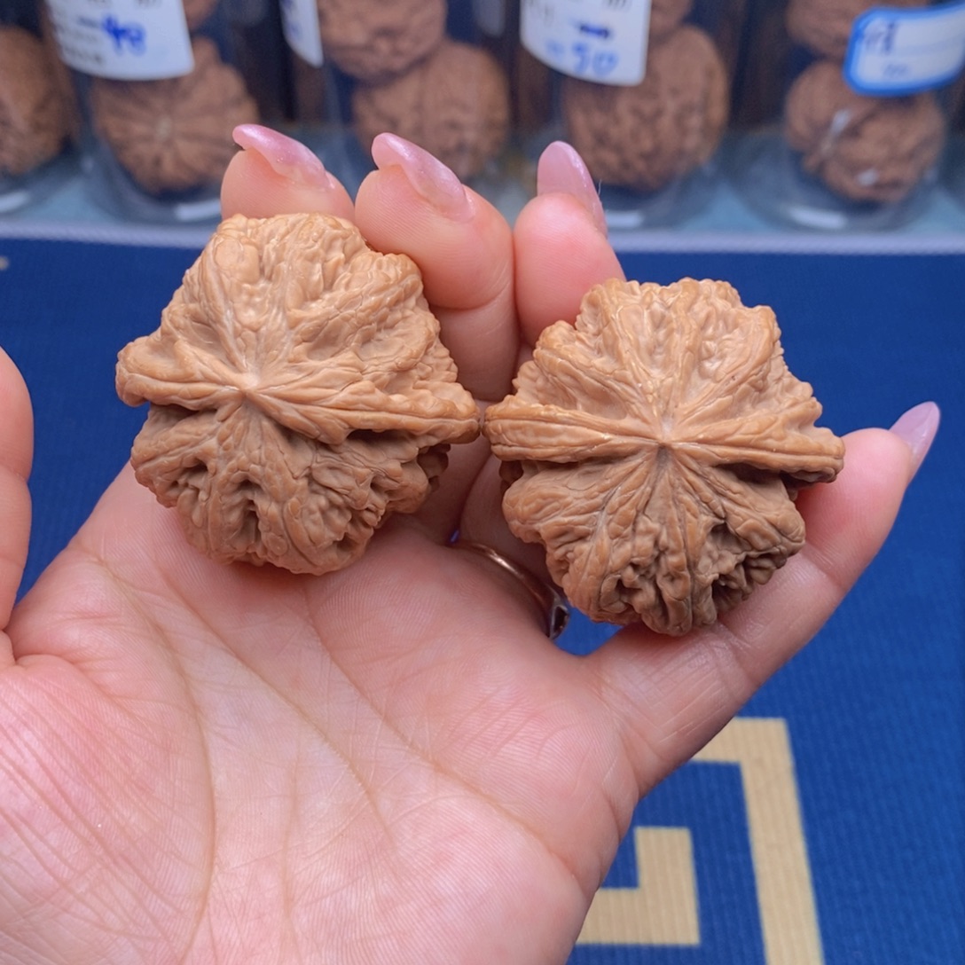 把件文玩核桃粗筋42棱子有浮黄