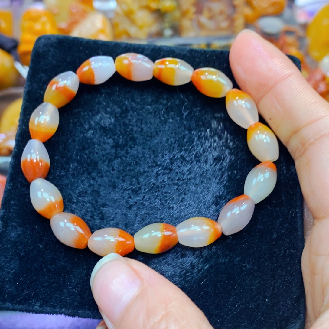 未镶嵌石英质玉（黄龙玉）颈饰