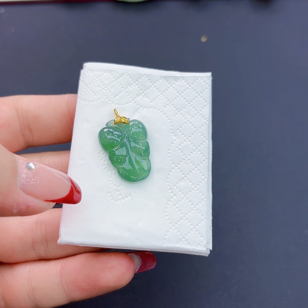 翡翠颈饰18K金镶嵌叶子吊坠