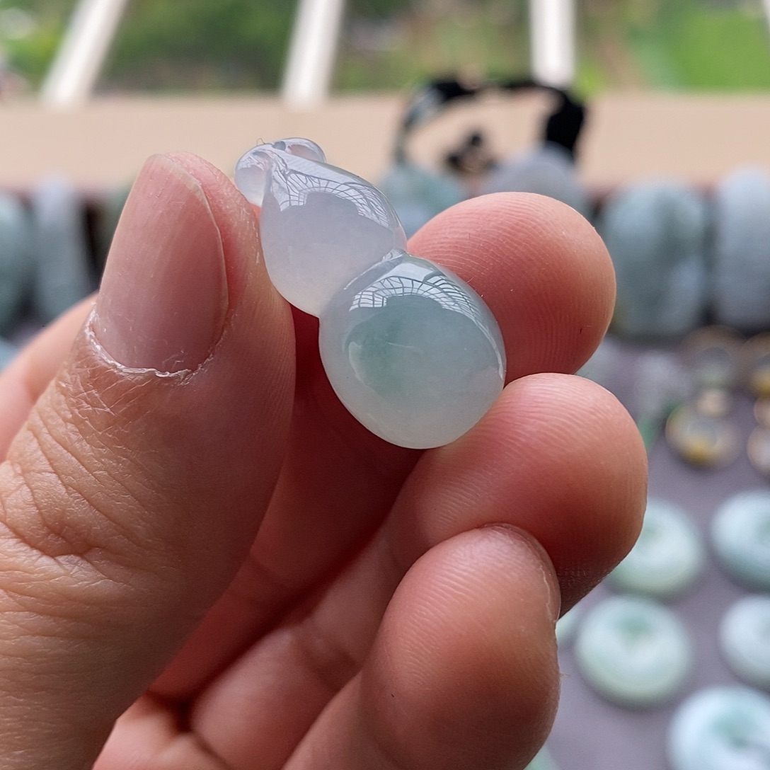 翡翠未镶嵌颈饰葫芦