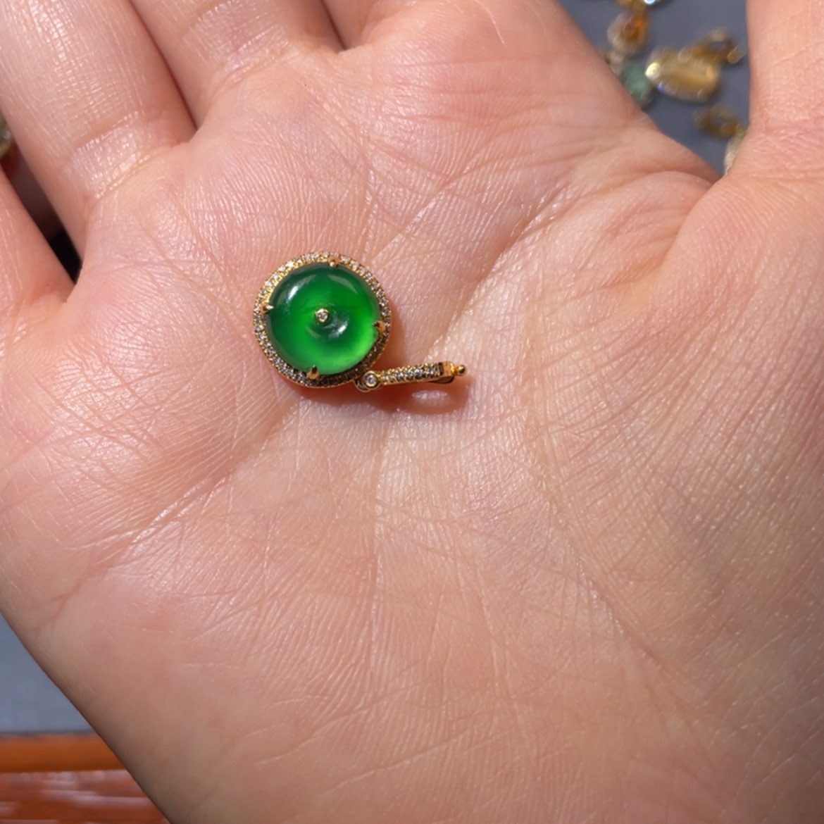 【闪购商品】颈饰18K金镶嵌翡翠杠*花
