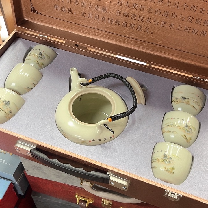 孤品茶具套装等。            