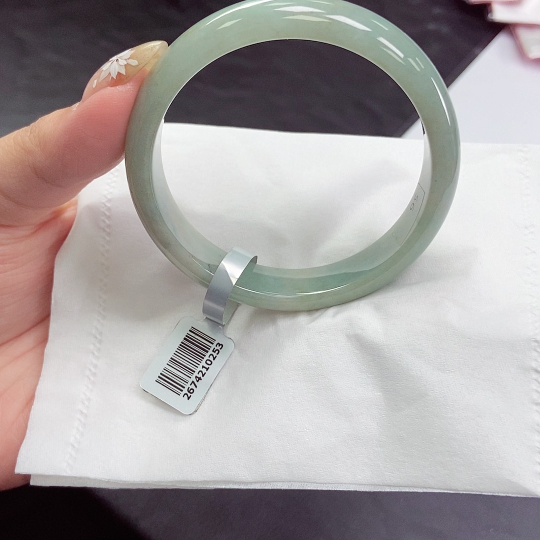 翡翠手镯未镶嵌56圈口