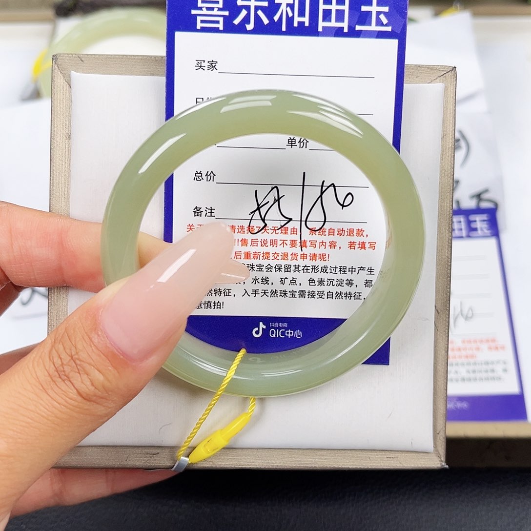 和田玉手镯未镶嵌